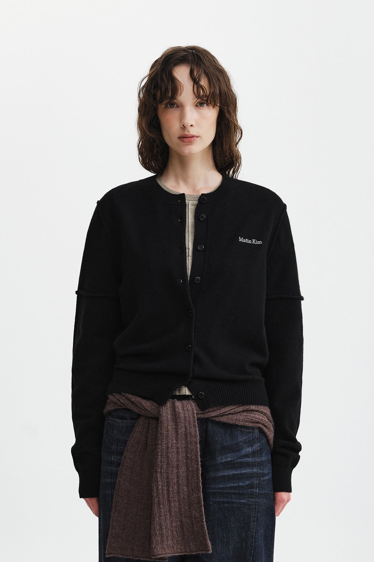 CASHMERE BLENDED CUTLINE ROUND CARDIGAN IN BLACK