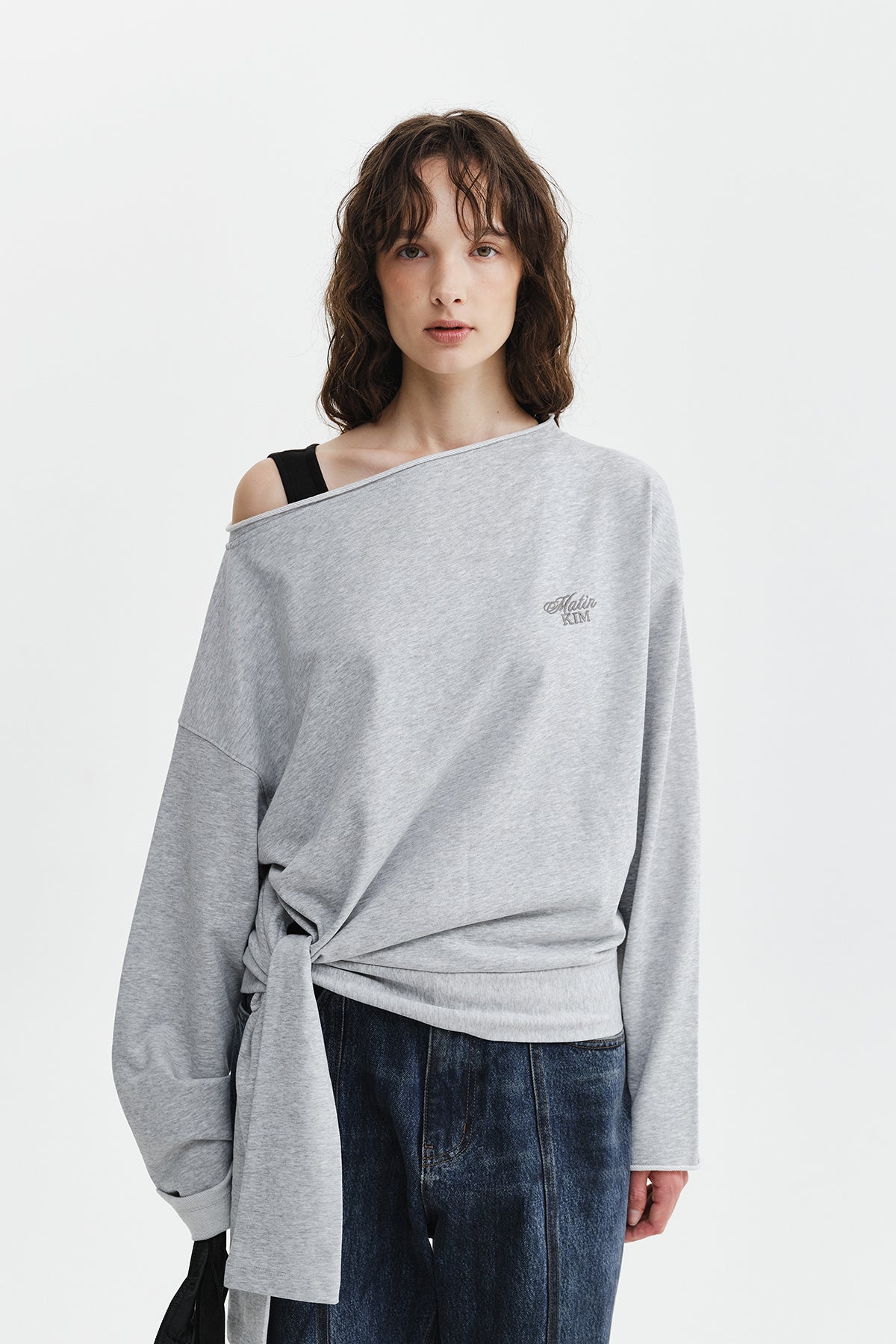 BACK LOGO RAW CUT BOAT NECK TOP IN GREY