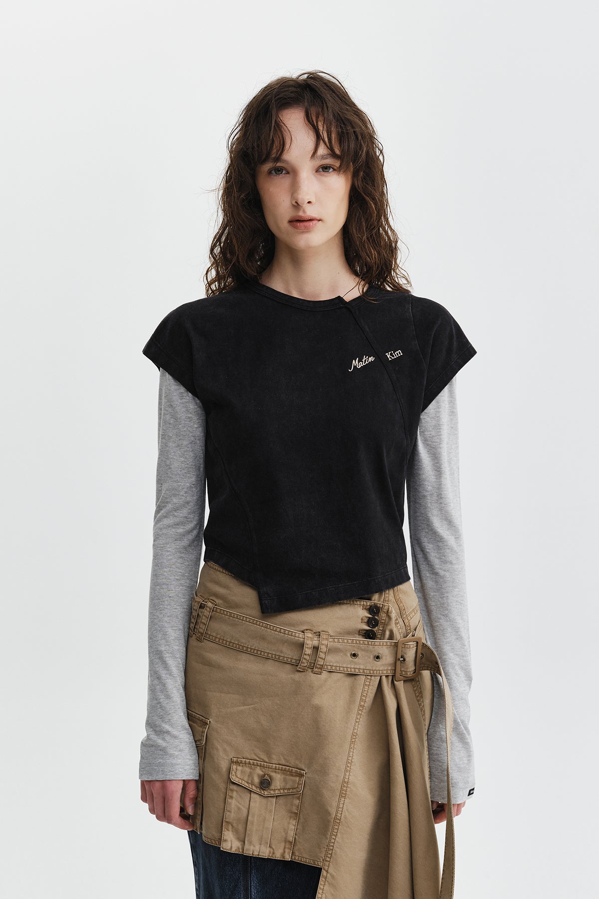 CURVED CUT SLIM TOP IN BLACK