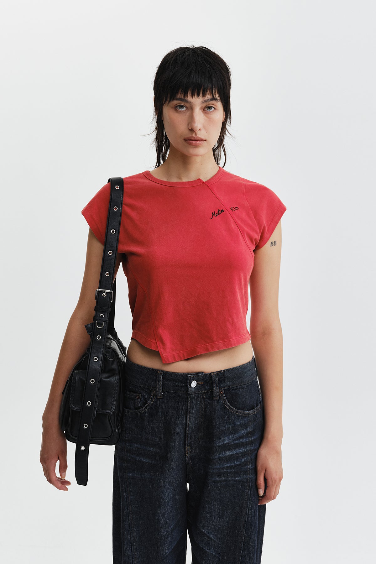 CURVED CUT SLIM TOP IN RED