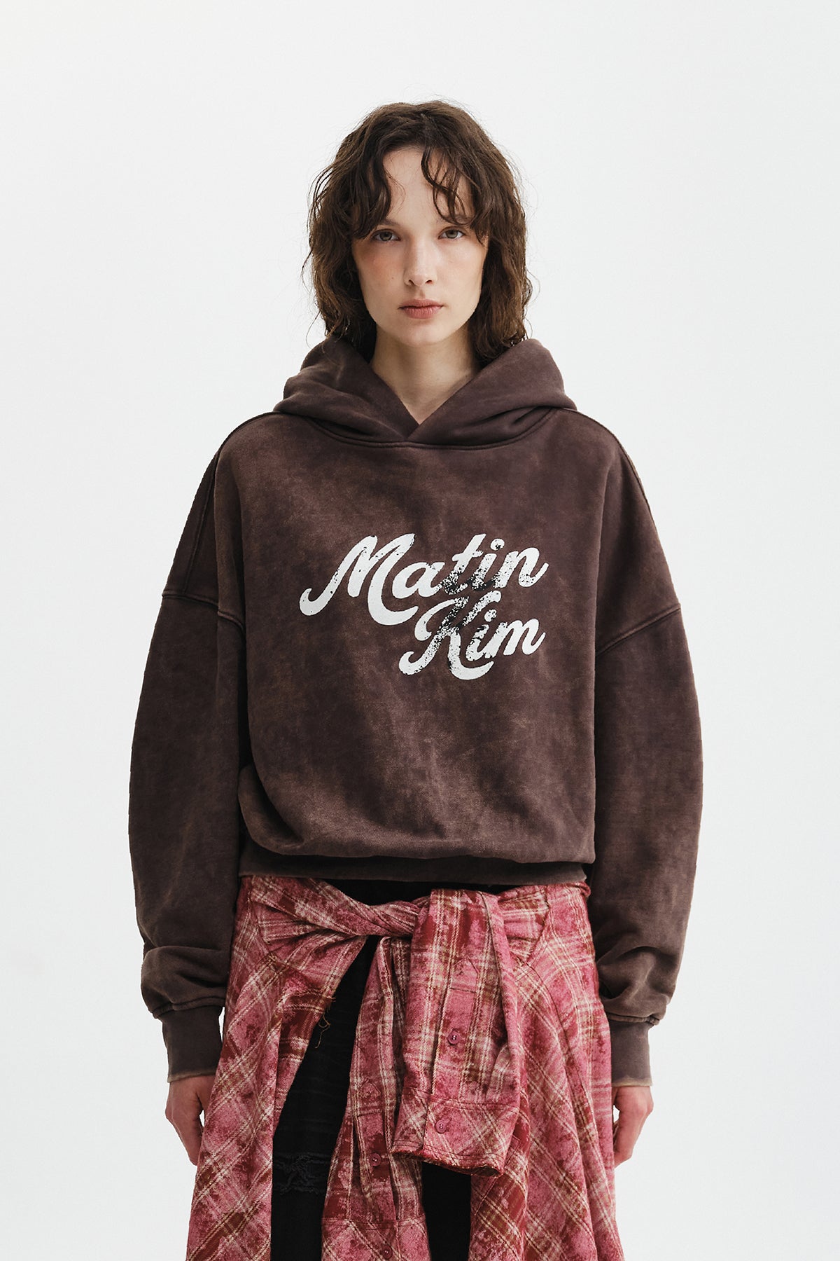 WASHED CALLIGRAPHY LOGO HOODY TOP IN BROWN